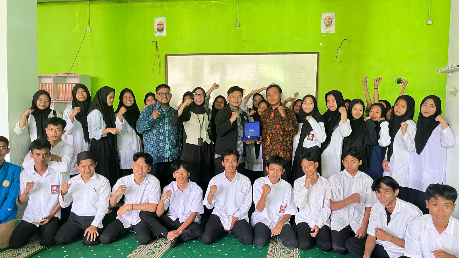 Peningkatan Keterampilan Digital Siswa SMP Islam Bahrul Ulum melalui Pelatihan Pembuatan Website Berbasis Website Builder - 1