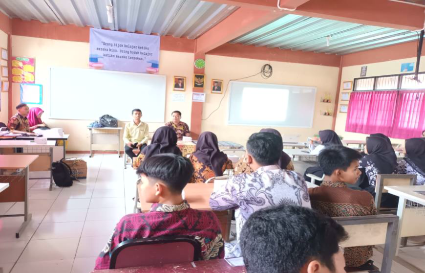 Pemanfaatan Aplikasi Canva Untuk Pembuatan Content Marketing di SMK YPUI Parung - 2