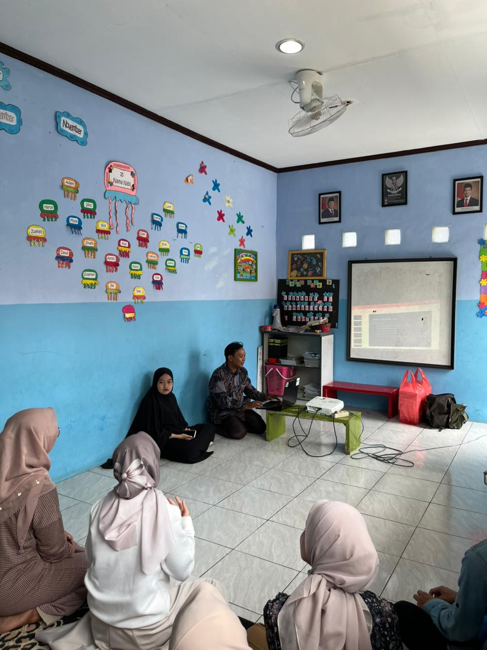 Peningkatan Kompetensi Digital Guru dalam Menciptakan Media Ajar Inovatif Berbasis Augmented Reality Melalui Pelatihan Assemblr EDU di PAUD KB Al Fitriyah - 1