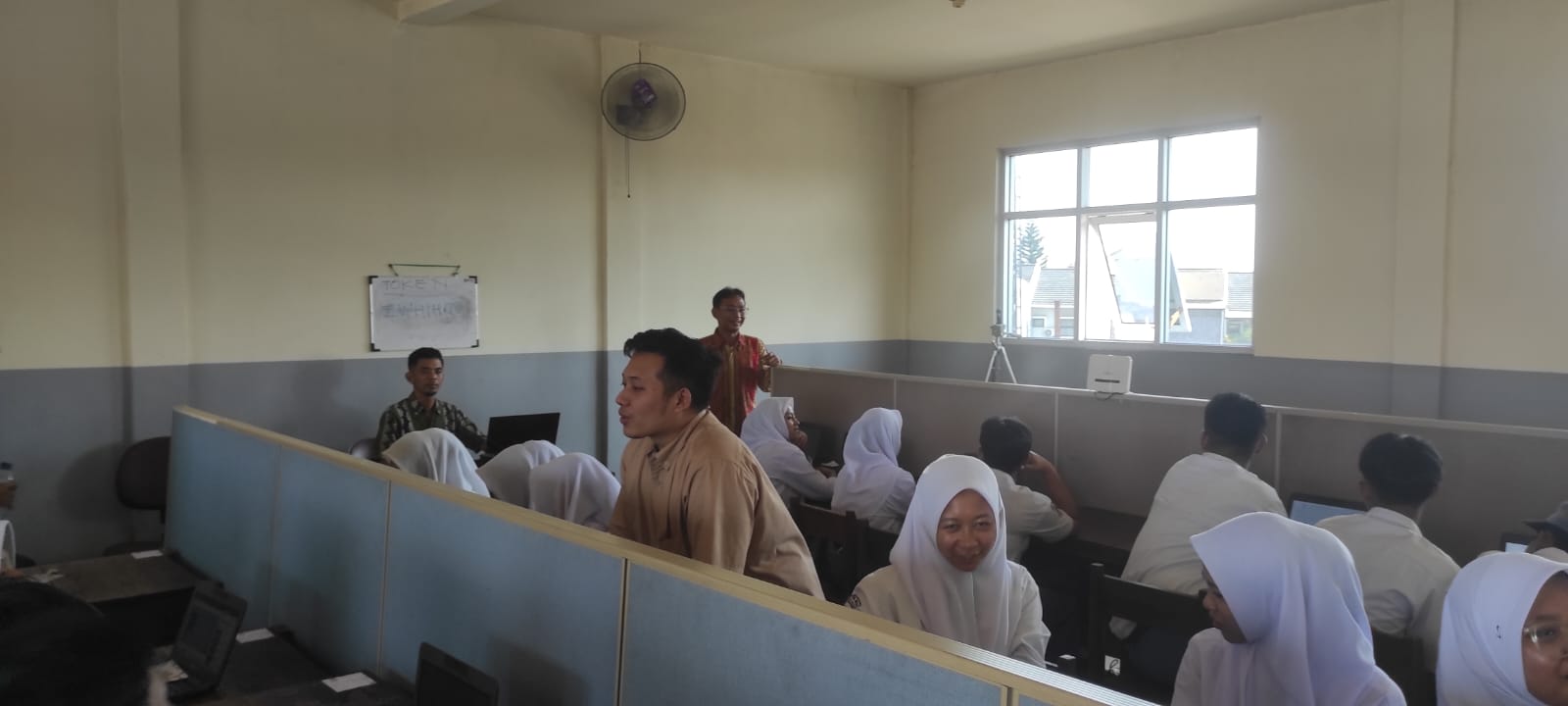 Pelatihan Pembuatan Website Portofolio untuk Meningkatkan Daya Saing Siswa SMKS TECHNO MEDIA