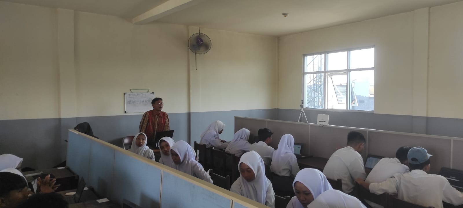 Pelatihan Pembuatan Website Portofolio untuk Meningkatkan Daya Saing Siswa SMKS TECHNO MEDIA